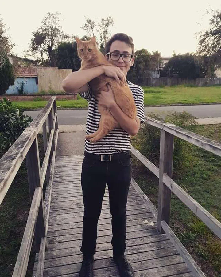 Nacho el gato que hace agujeros en el patio y su dueño