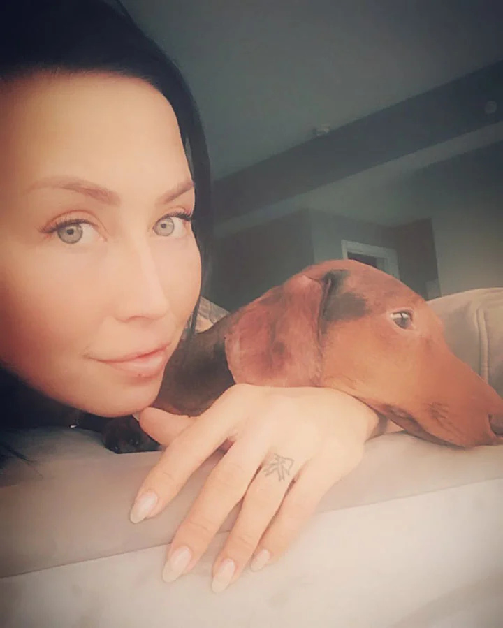 perrito que hace domicilios a su familia y su madre adoptiva