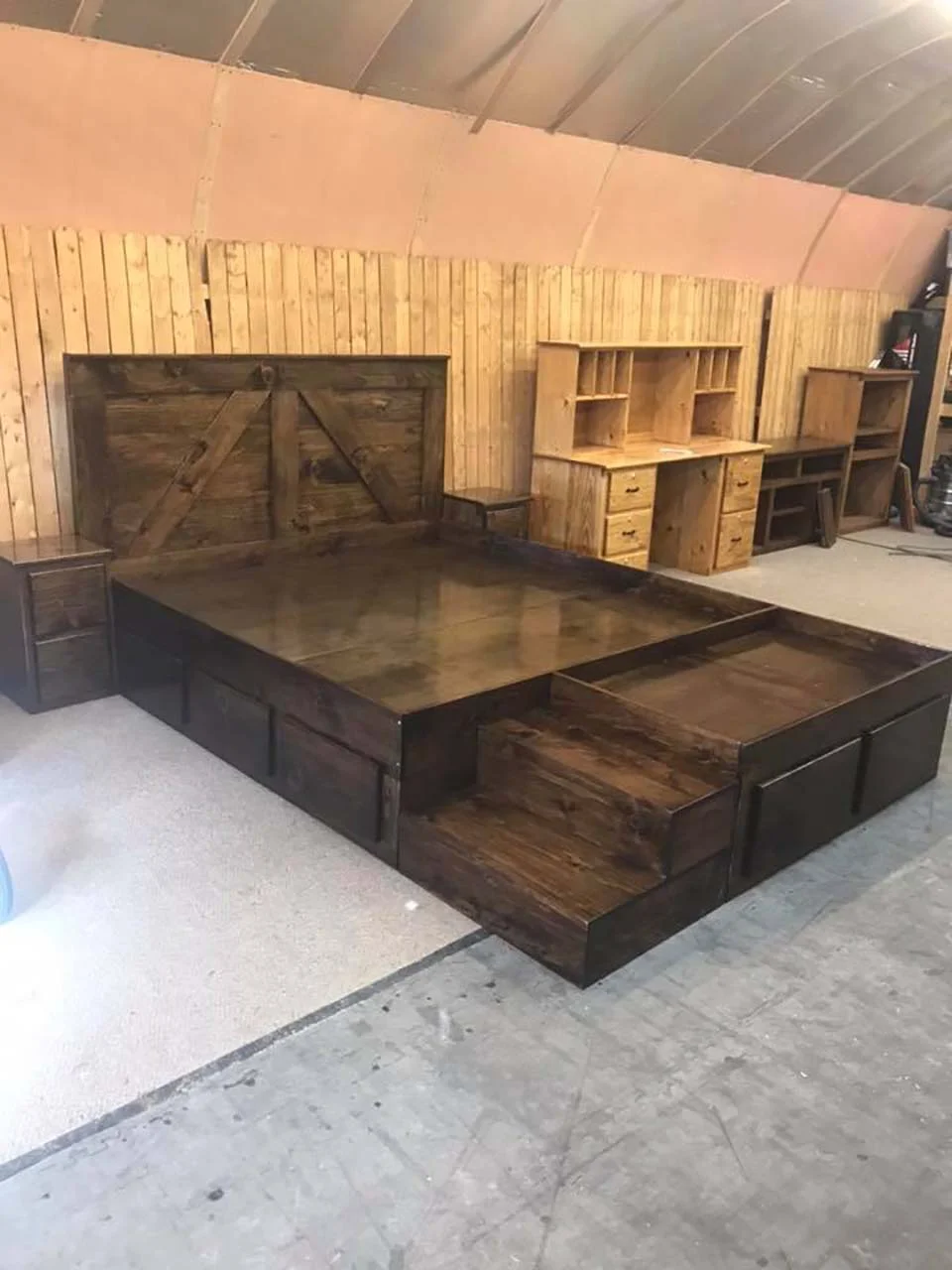 cama y complemento en pino