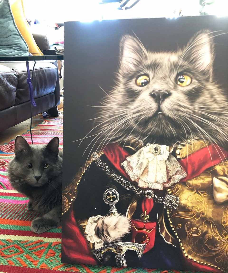 Gatito y gran pintura