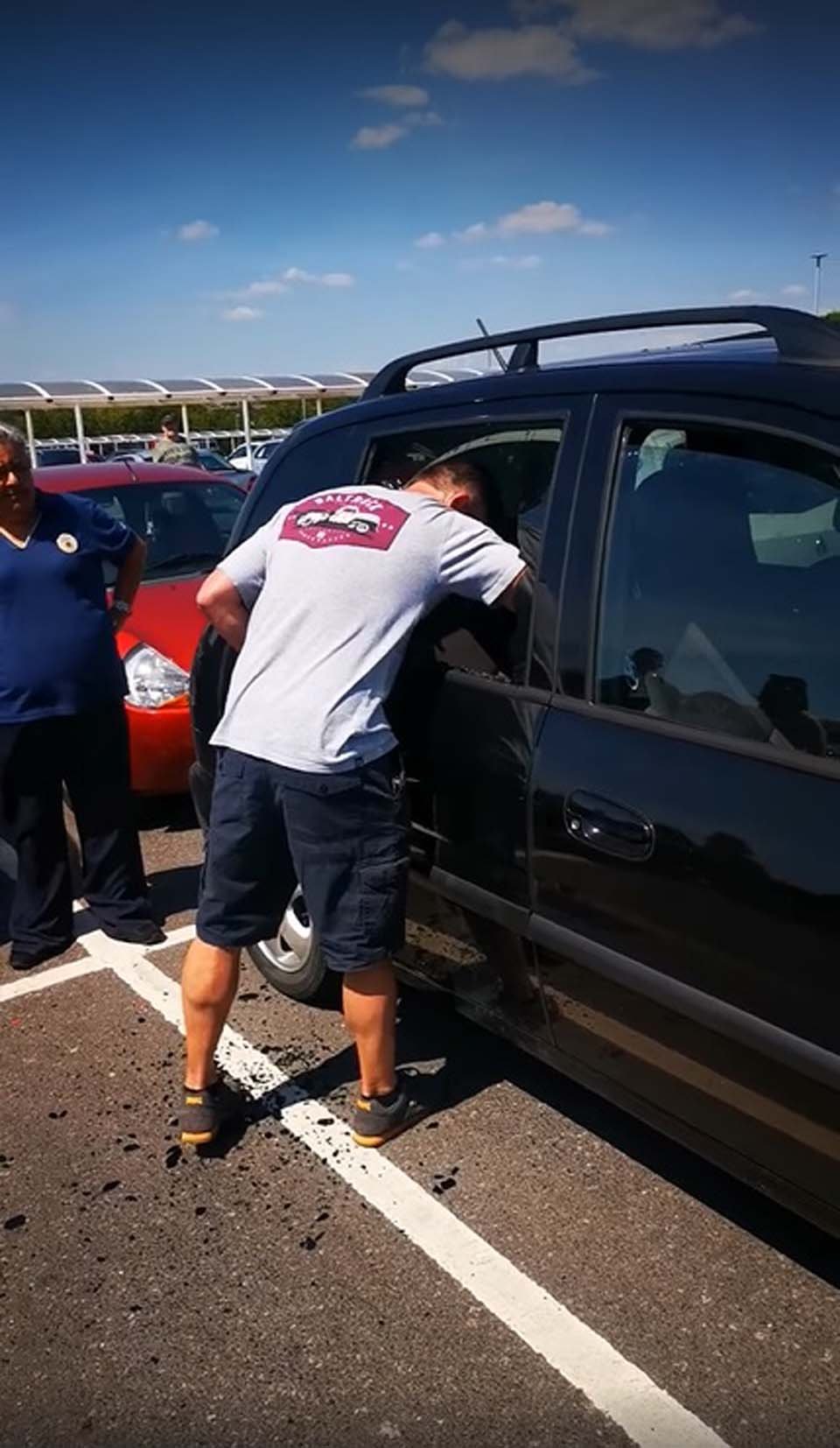 Hombre se prepara para ingresar al auto