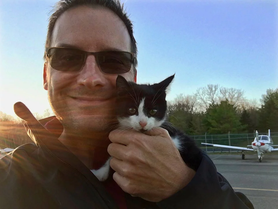 Paul y un gatito