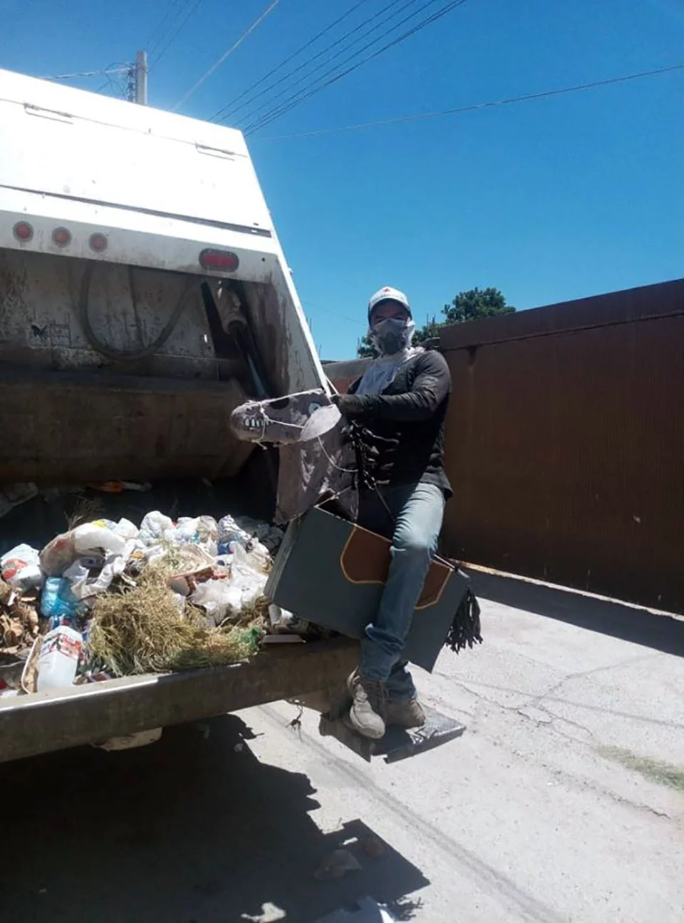 Said Zarate recolectando basura