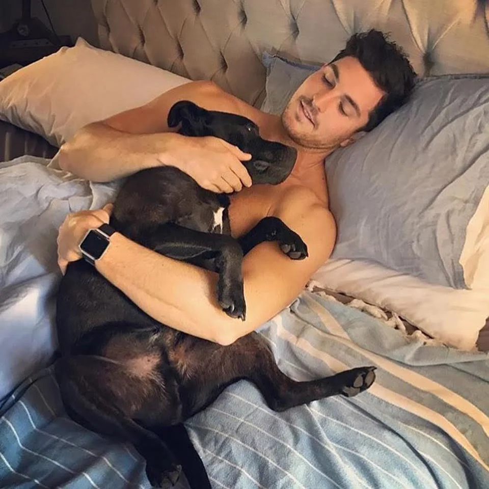 Hombre abraza a perrito adoptado
