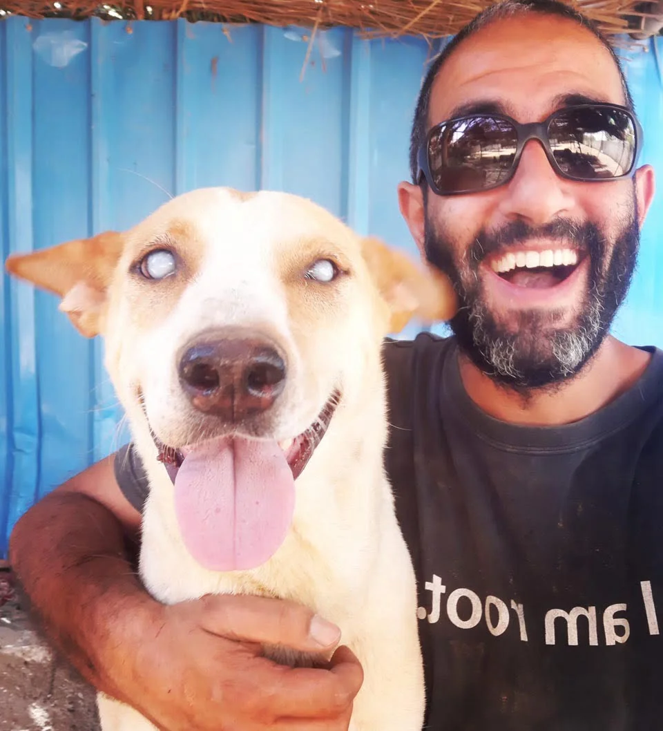 Hombre abraza a perrito ciego