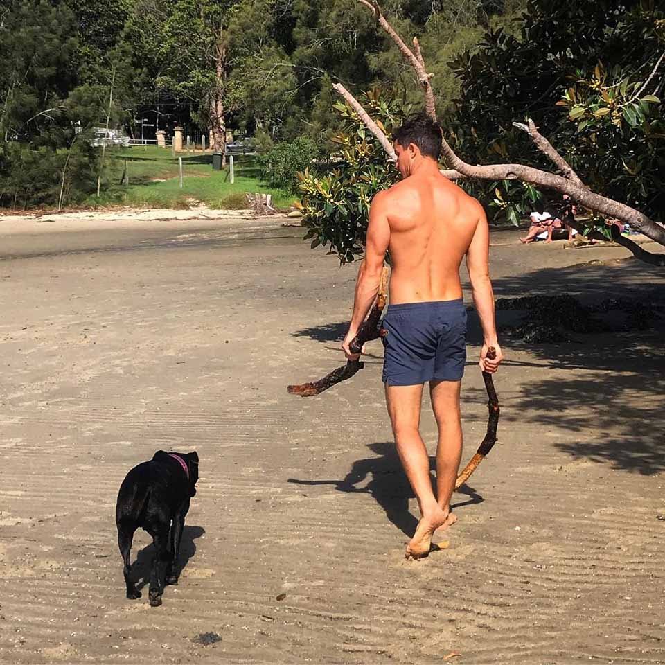 Hombre da un paseo con su perro