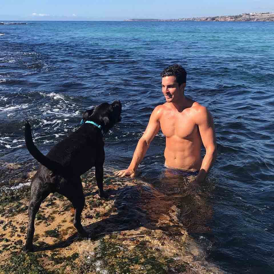 Hombre en el agua y perrito
