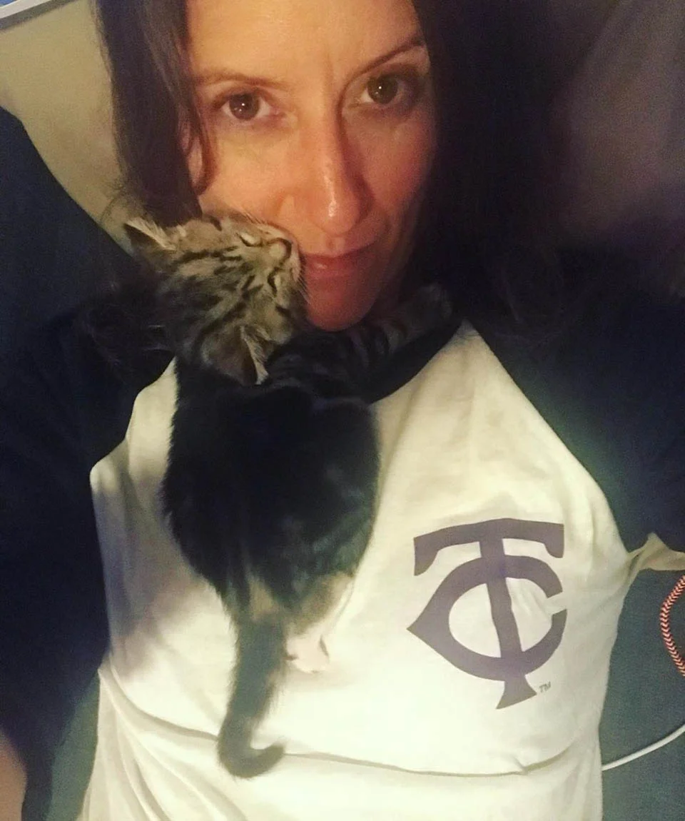 Mujer y gatita adorable