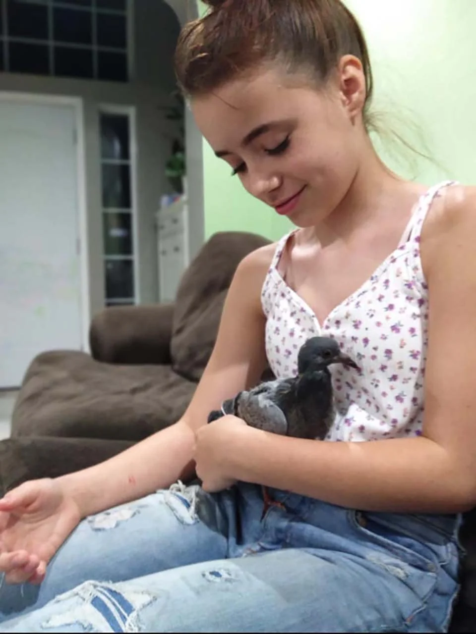 Niña y su paloma