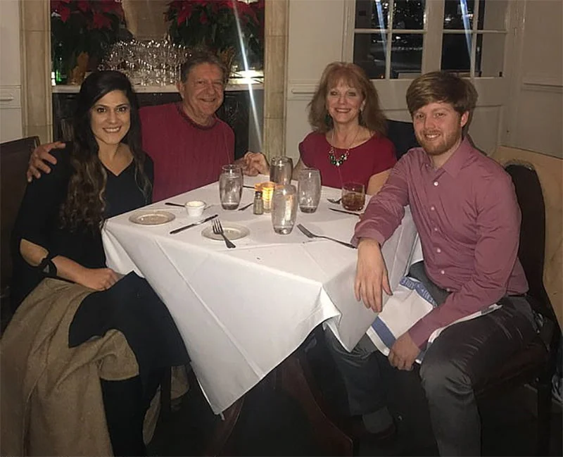 Familia construye un salvaescaleras