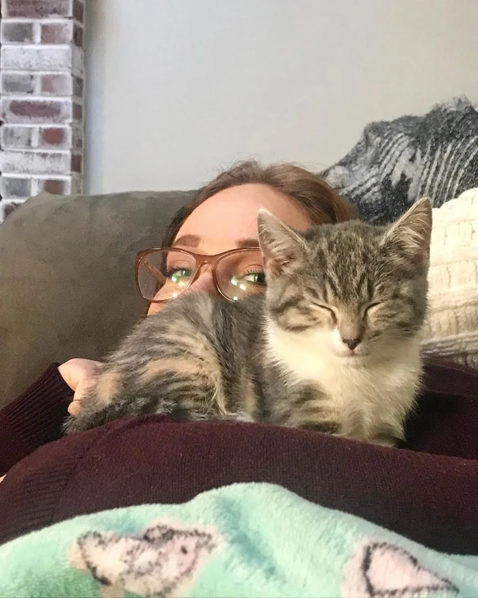 Mujer cuida a gatita