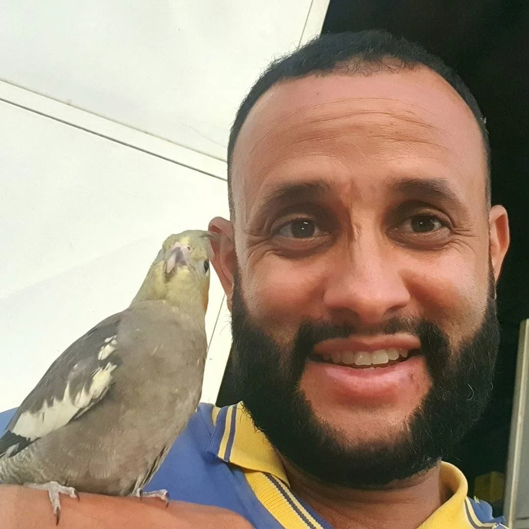 Ave posa con el cartero