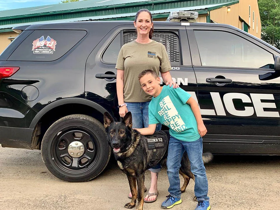 Brady ayuda perros policías