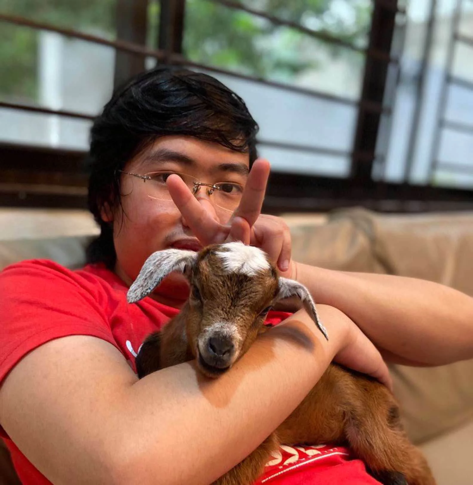 Joven cuida un cabrito