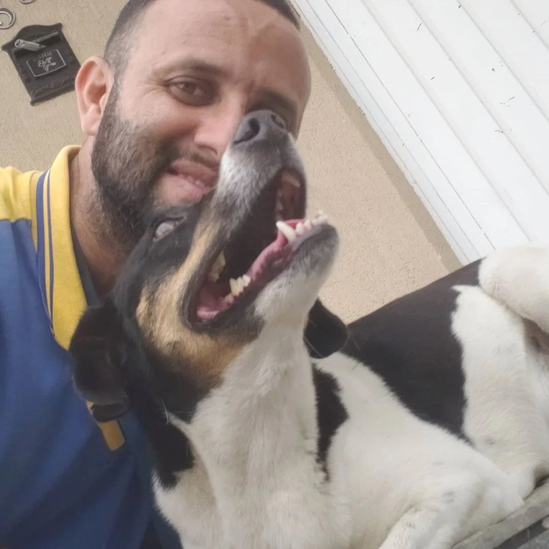 Mascota feliz junto a cartero en una selfie
