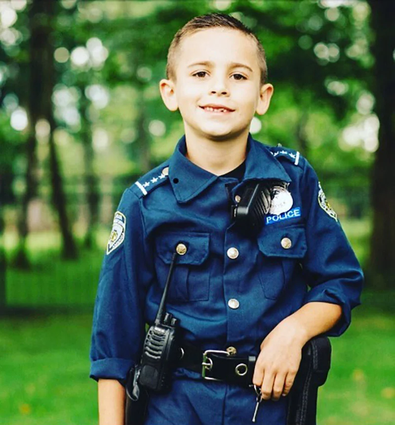 Niño protege a perros policías