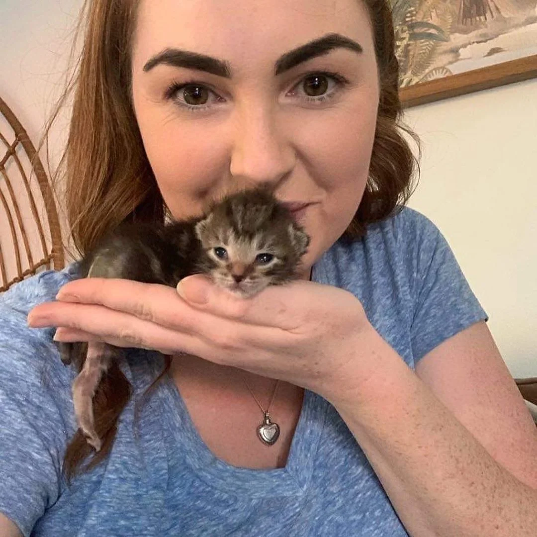 Gatita de 3 patas y su madre de acogida