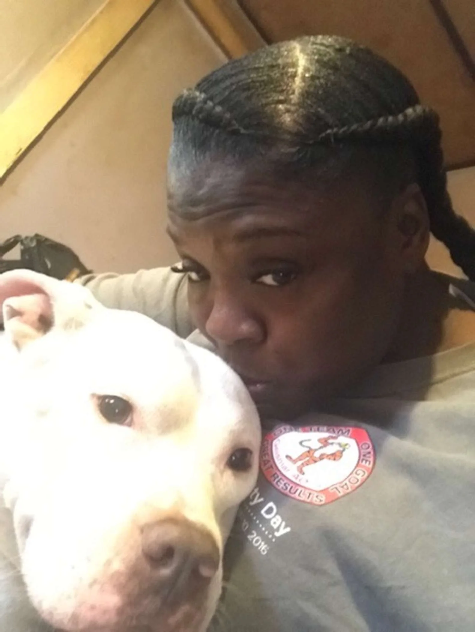 Mujer adopta a pitbull