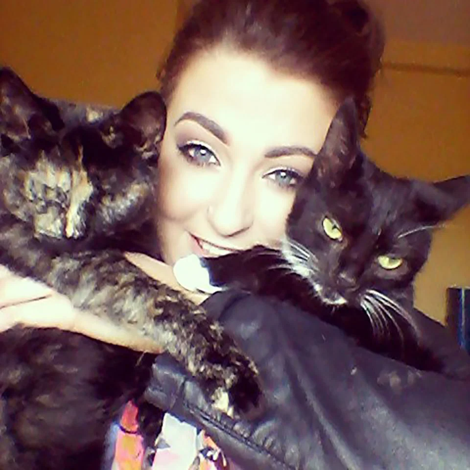 Mujer y sus dos gatos