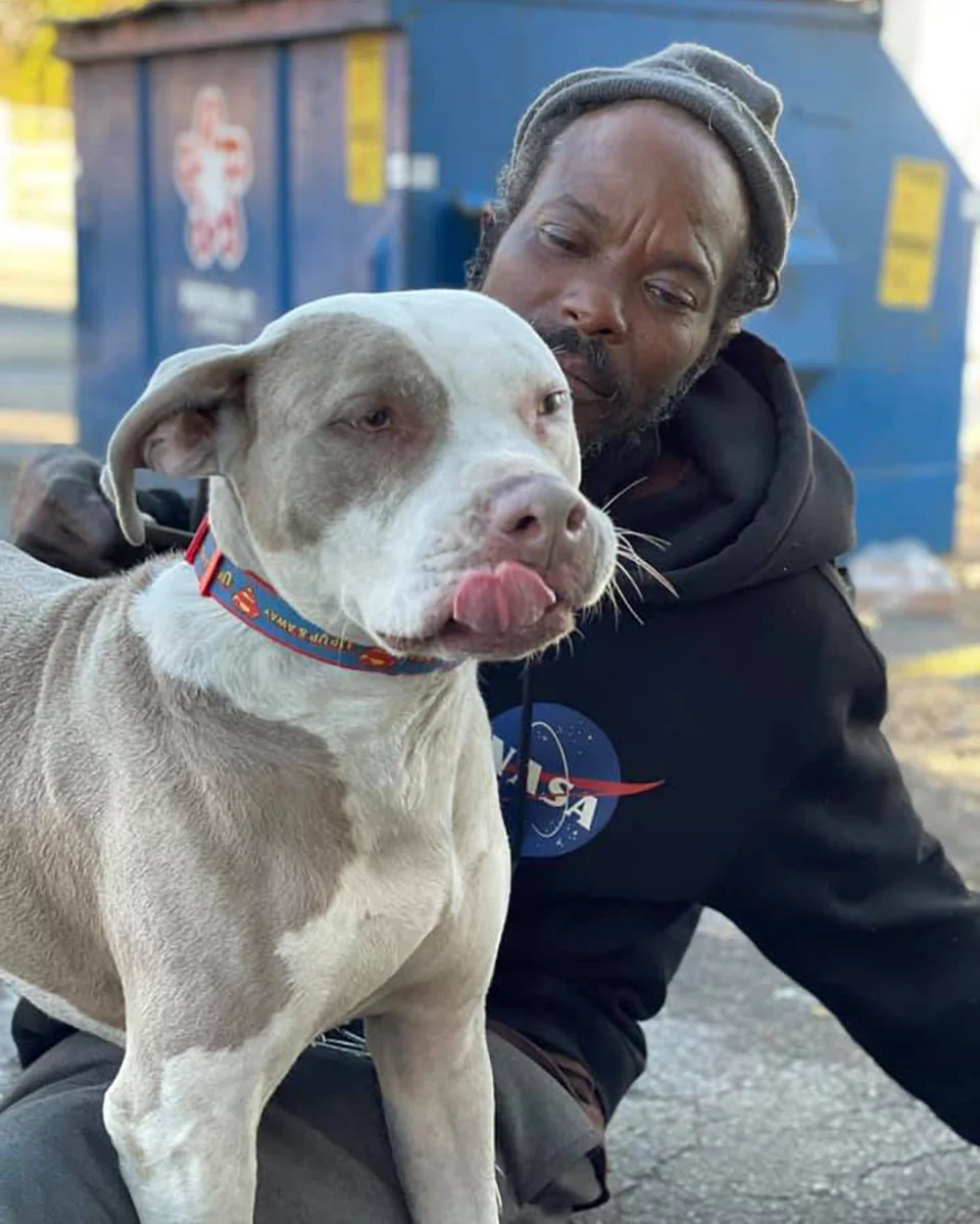 Hombre sin hogar ayudó
