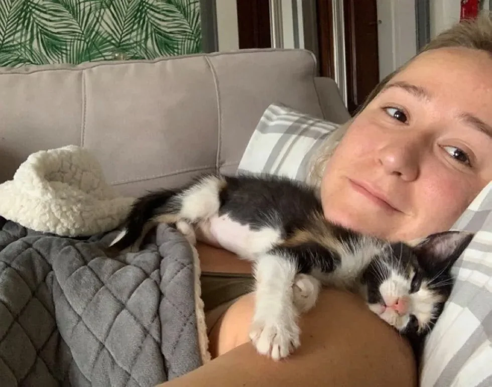 Mujer no podía dejar gatita