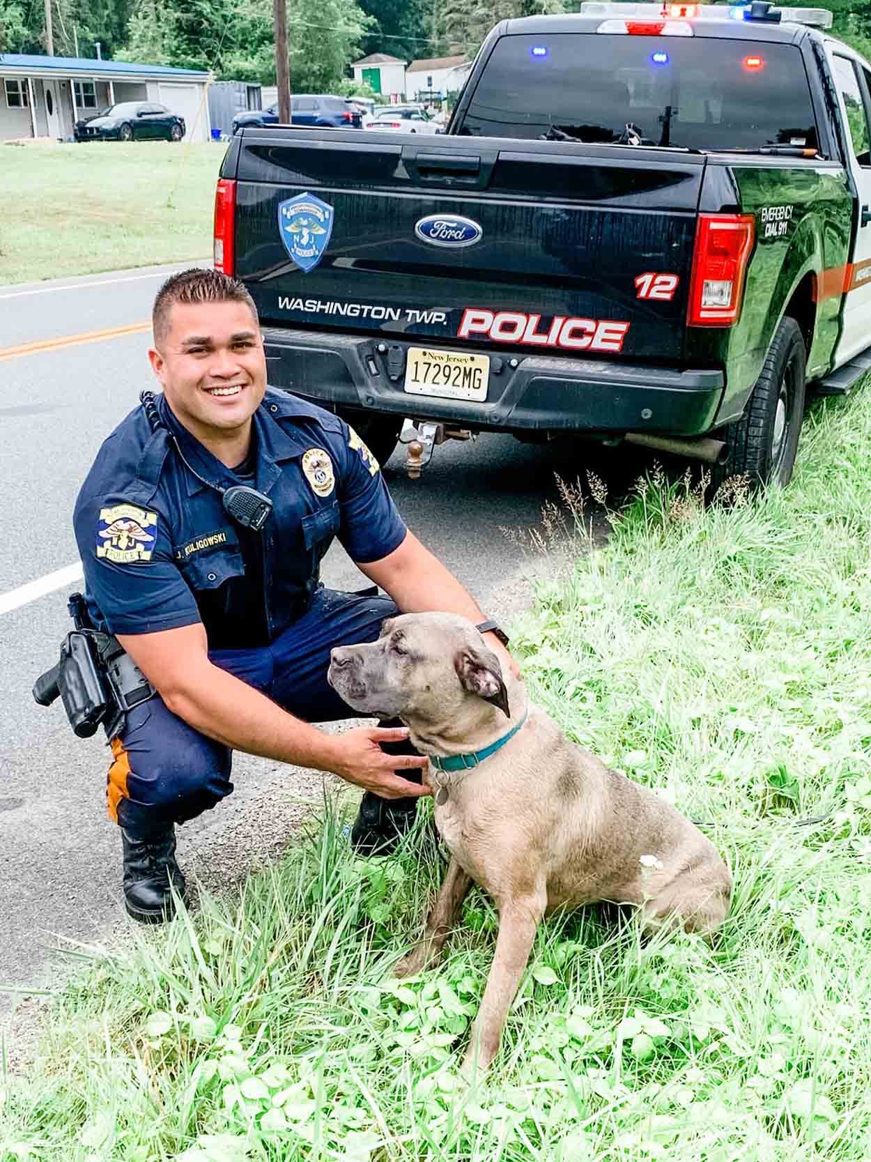Oficial de policía salva a perro