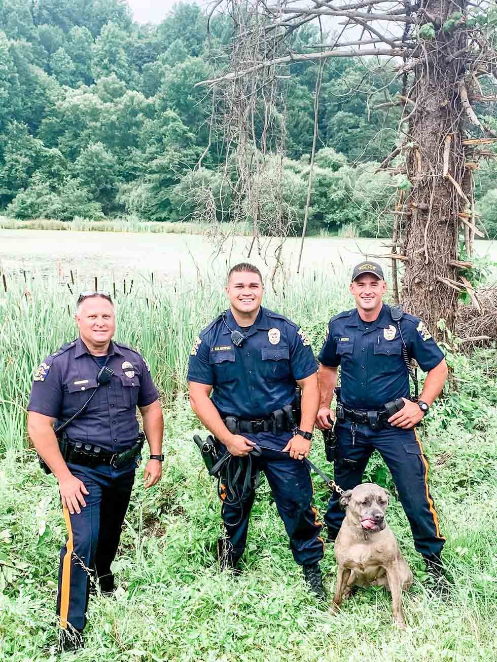 Oficiales rescatan perro del agua