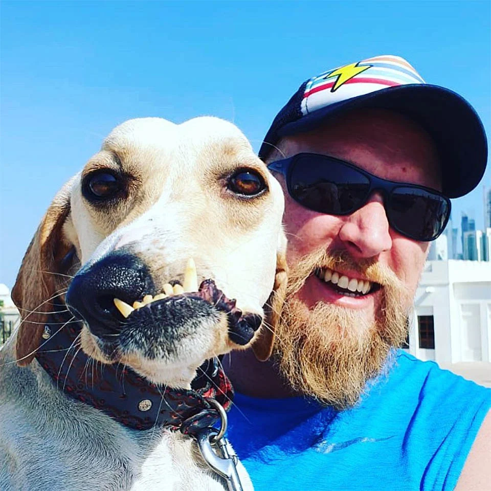 Perro con cara torcida