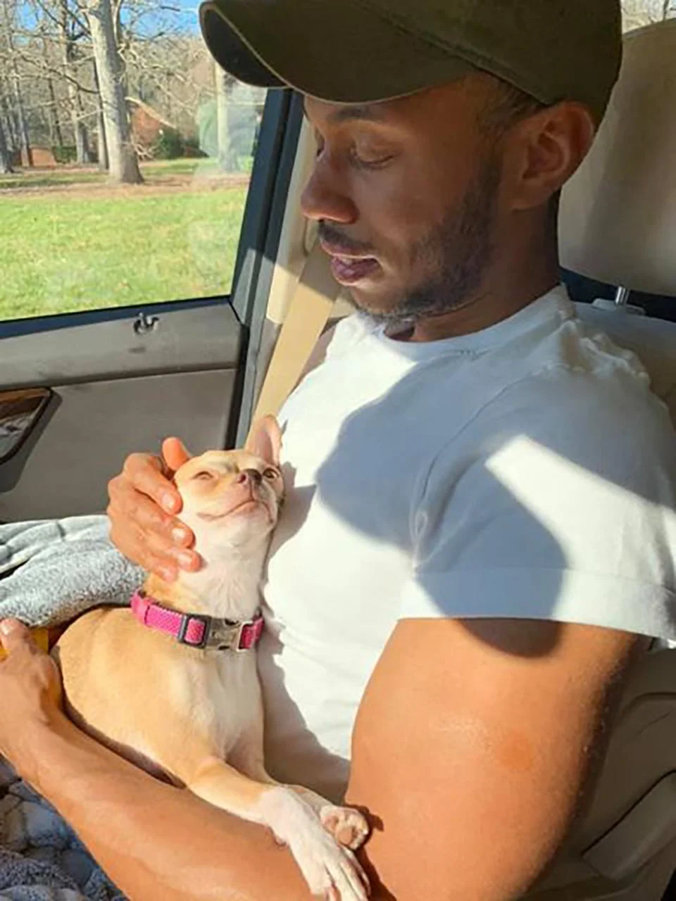 Chihuahua y su padre adoptivo