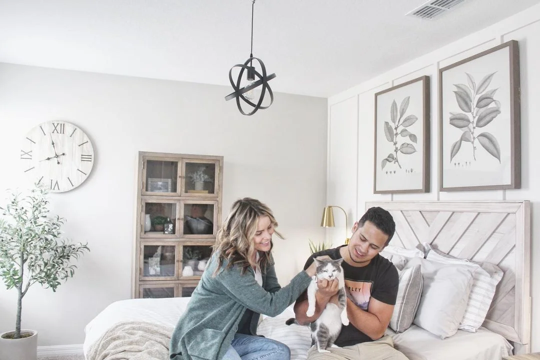 Pareja construye dormitorio para su gatita mimada