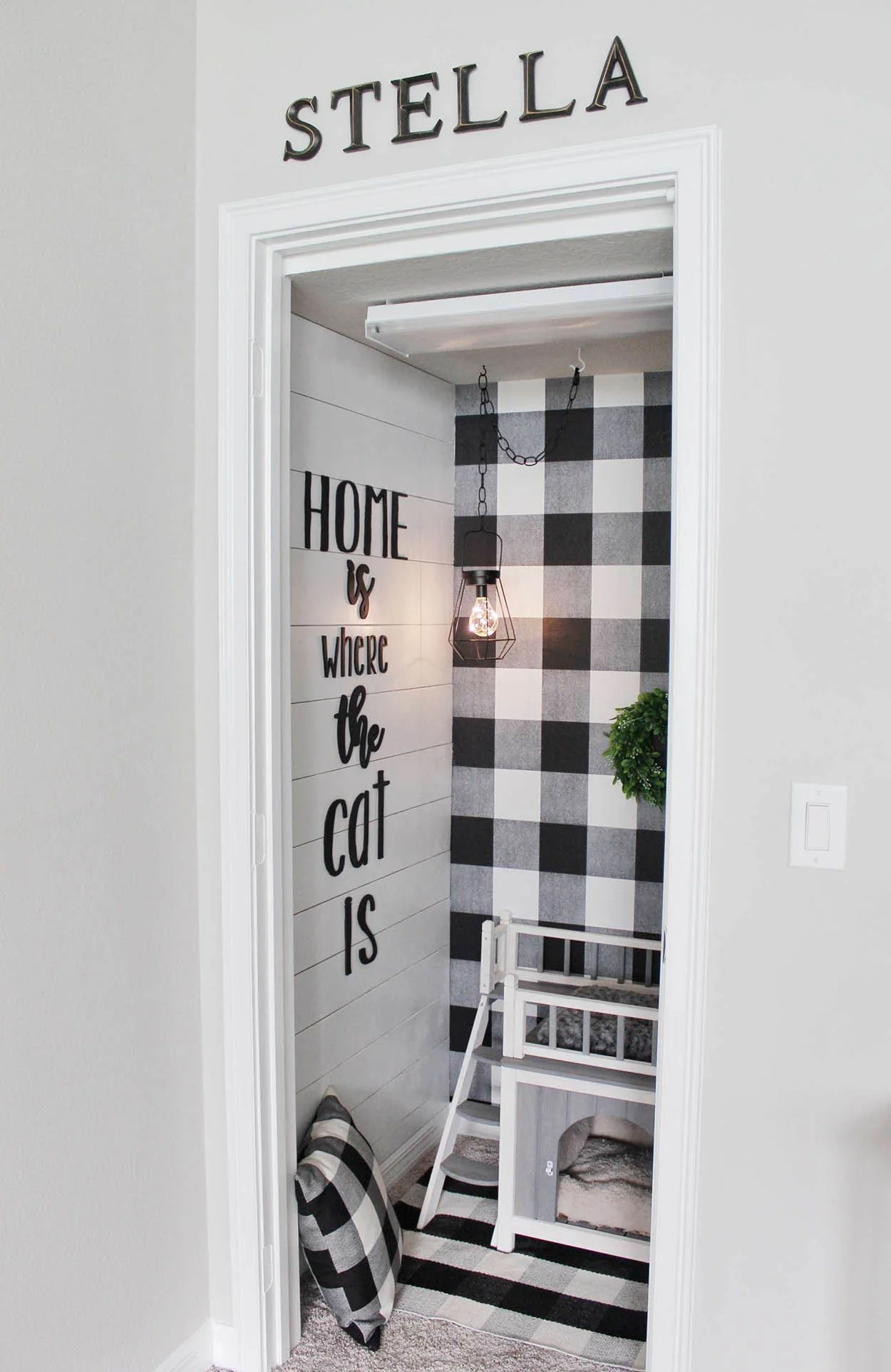 Pareja construye hermoso dormitorio a su gata