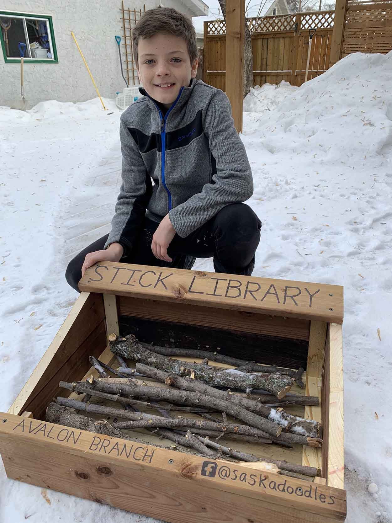 Niño crea una biblioteca de palos para perros