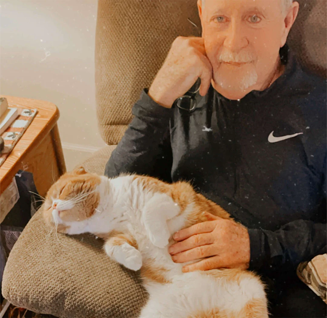 Gato no se aleja abuelo