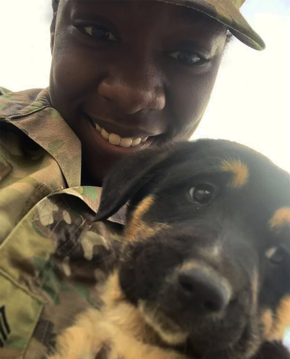 Sargento y perrita