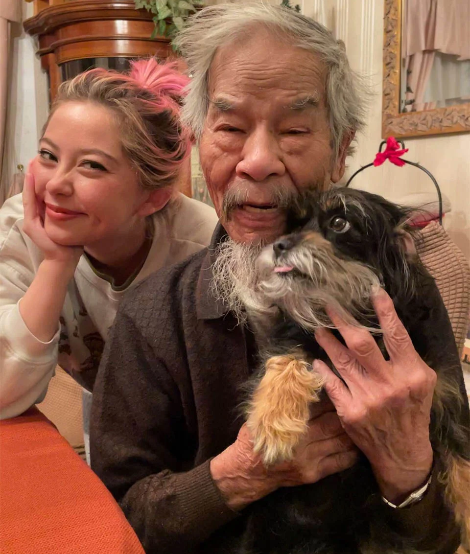 Abuelo y perrita