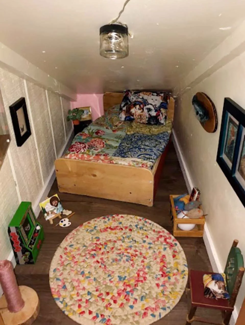 Hombre construye dormitorio para su gato