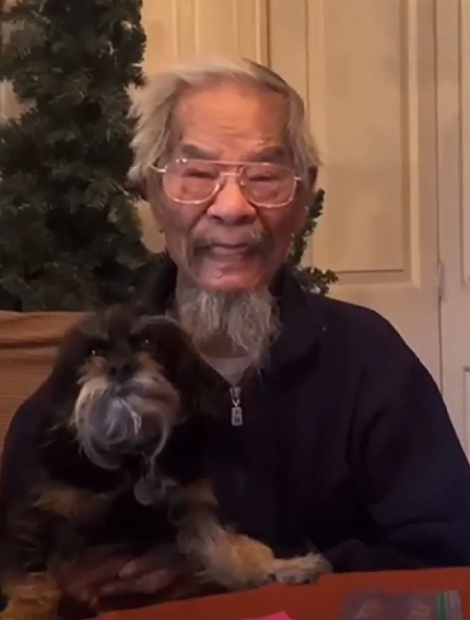 Abuelo y mascota