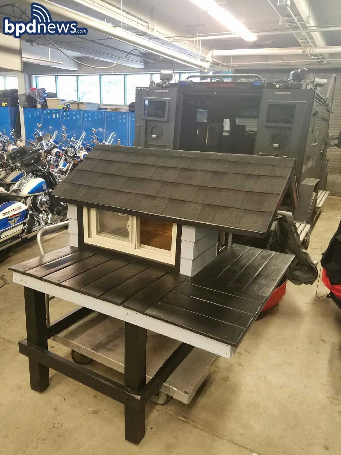 Departamento de policía construye una casita para gato