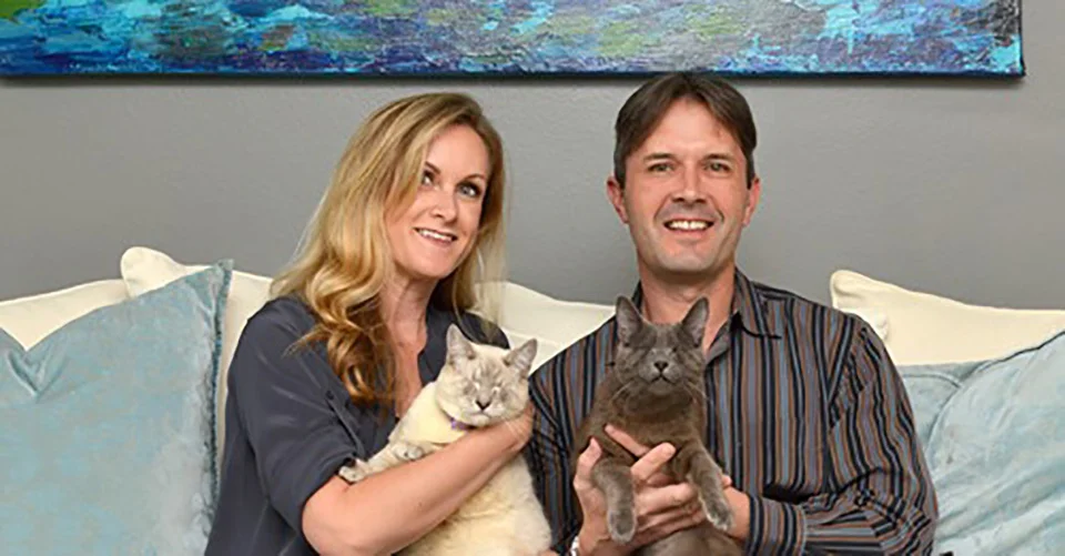Familia adopta gatitos ciegos