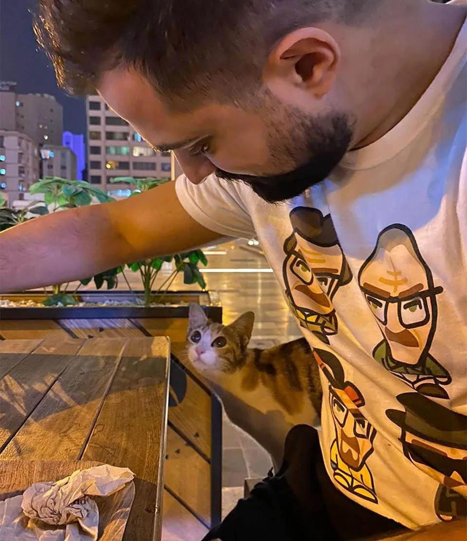 Gatita sigue hombre