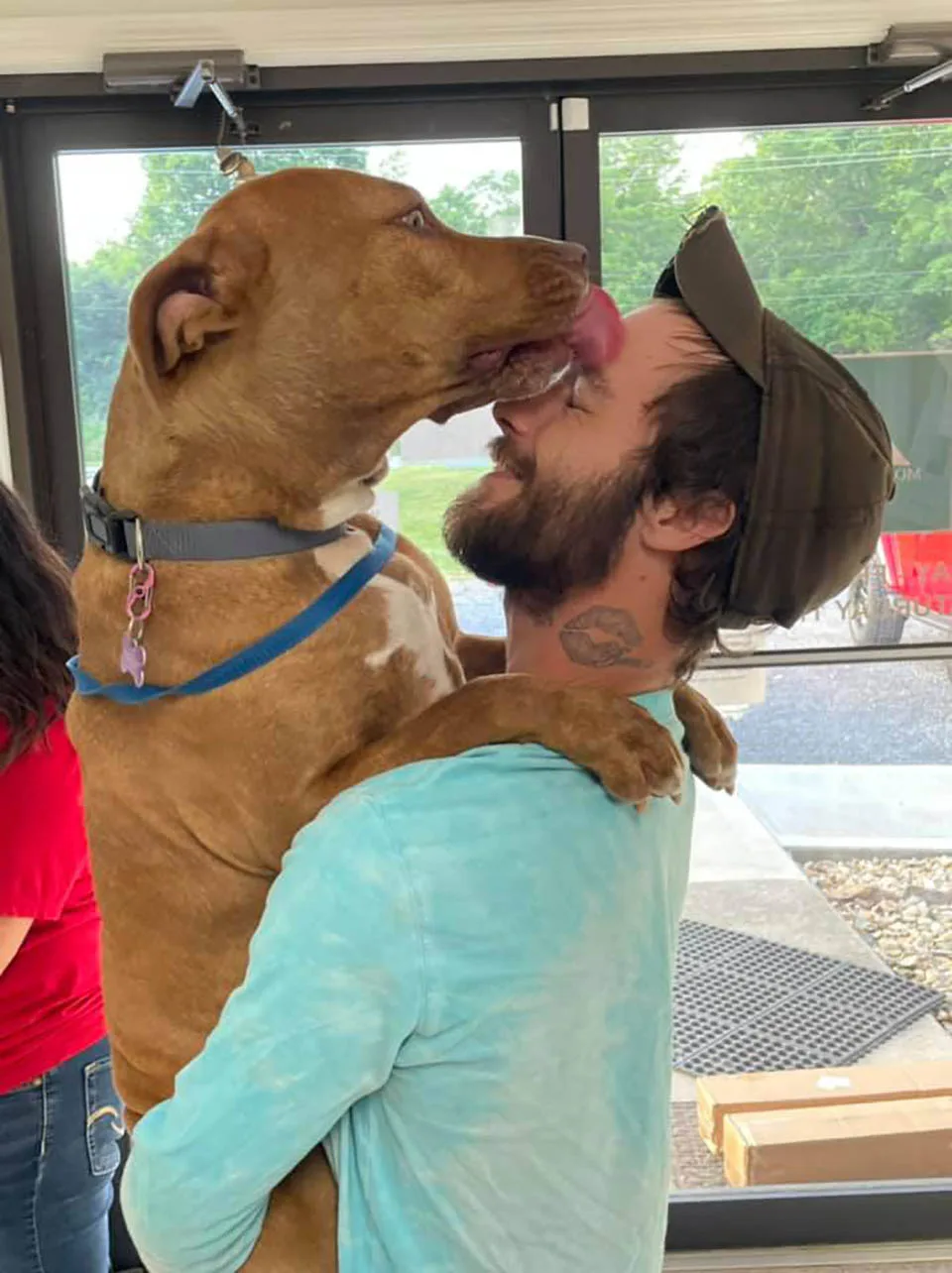 Perro robado exige un abrazo con su papá