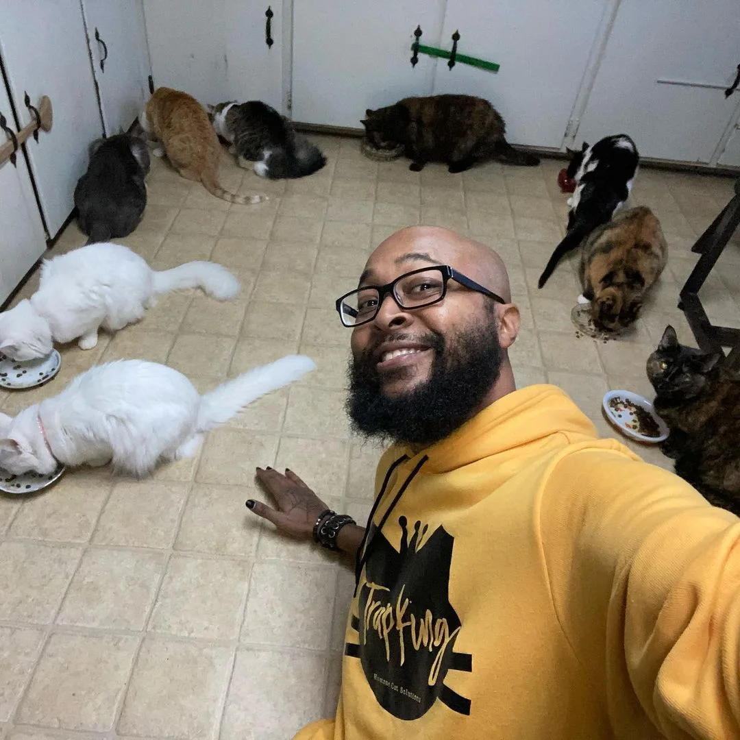Rapero alimenta sus gatitos
