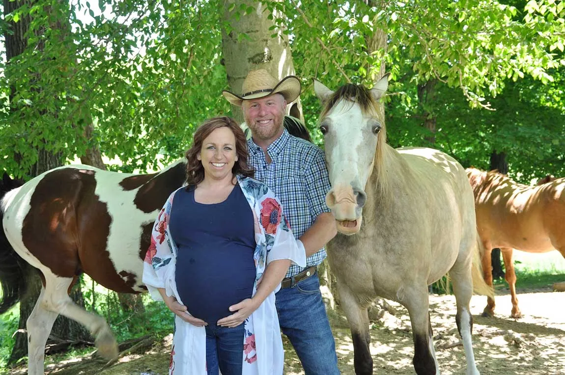 Caballo se roba el show durante sesión de fotos de maternidad