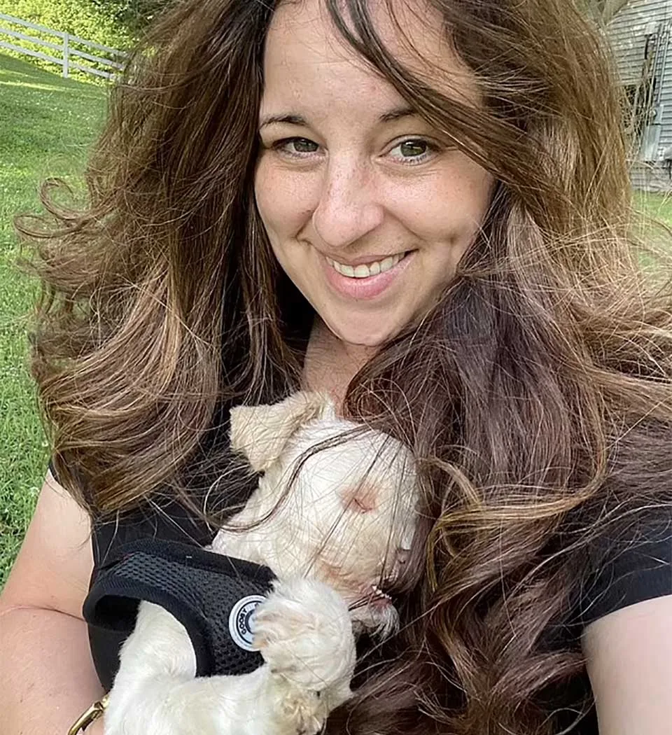 Cachorra es abandonada