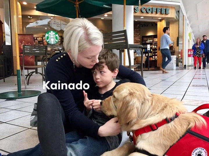 niño autista su madre y su perro de servicio