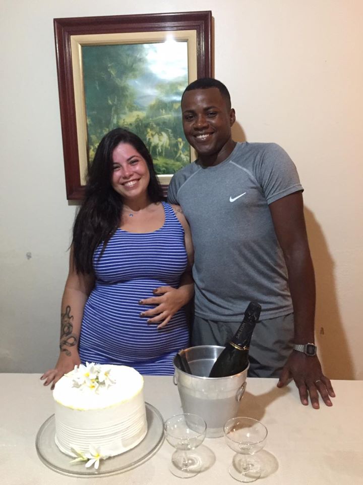 mujer encuentra un tucán