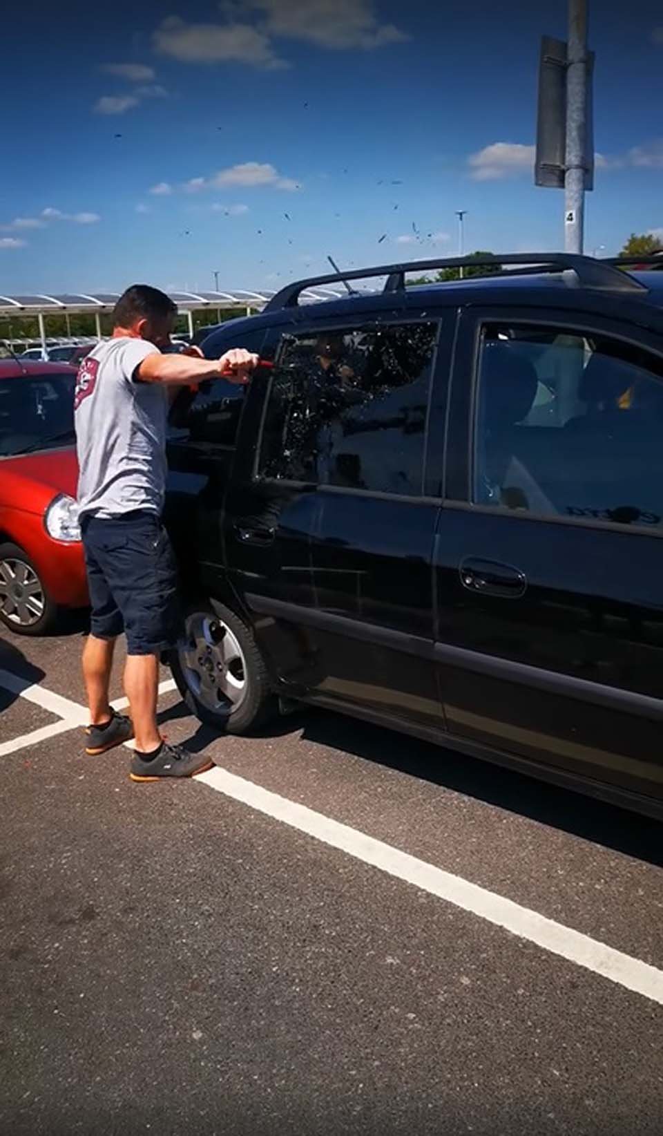 Hombre rompe la ventana del auto