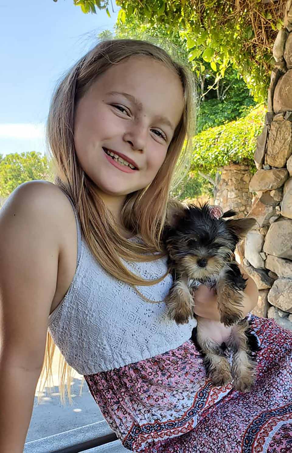 Lindo cachorro y su niña