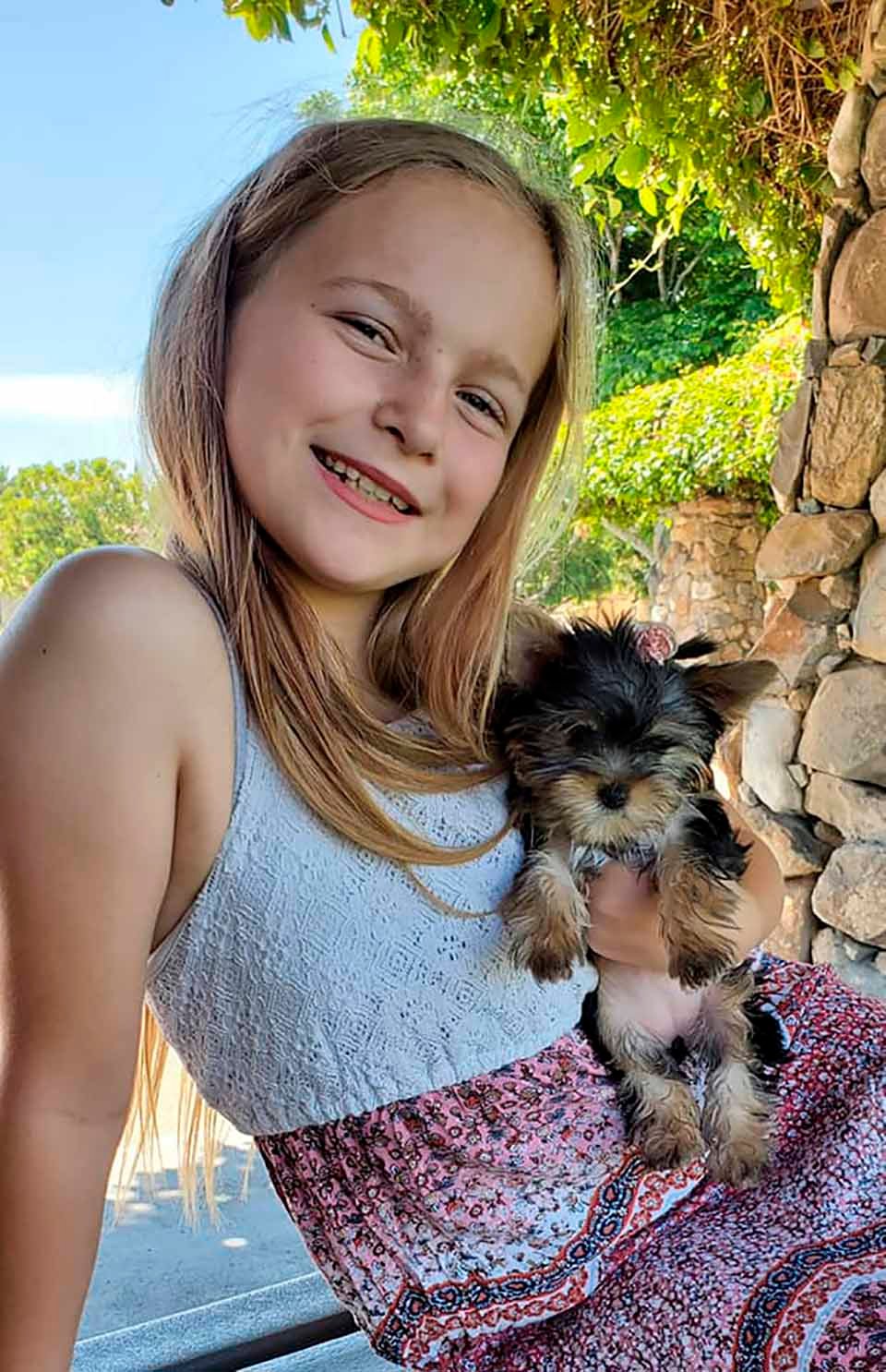 Lindo cachorro y su niña