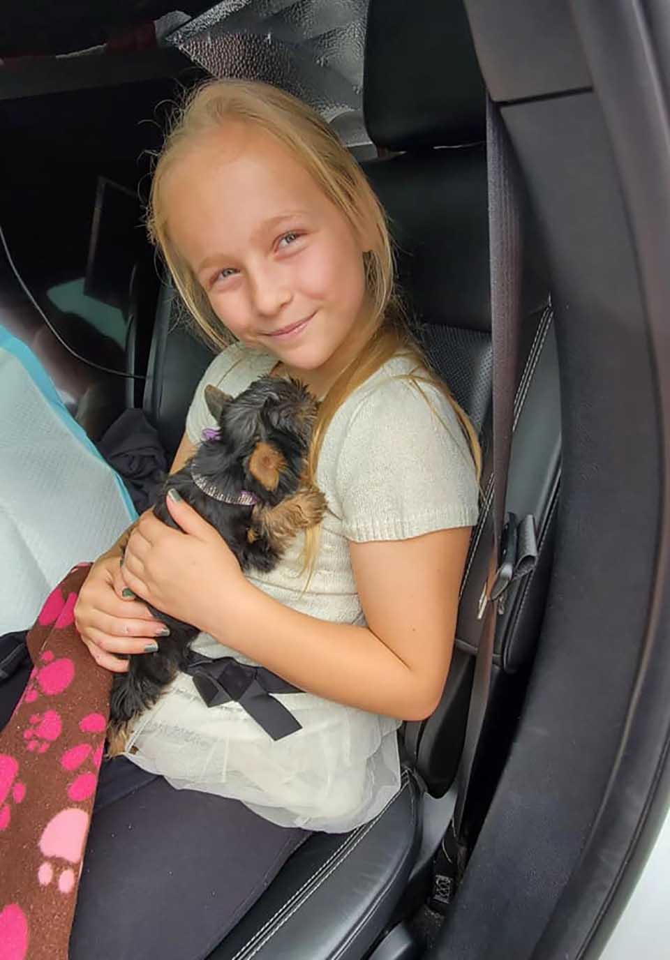 Niña recibe mascota